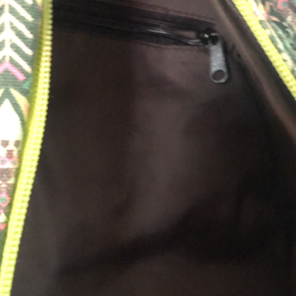 Kavu Green rare spring Aztec Y2k Patterned Women's kavu sling bag - Picture 4 of 9